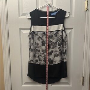 Women's Black and White Sleeveless Top